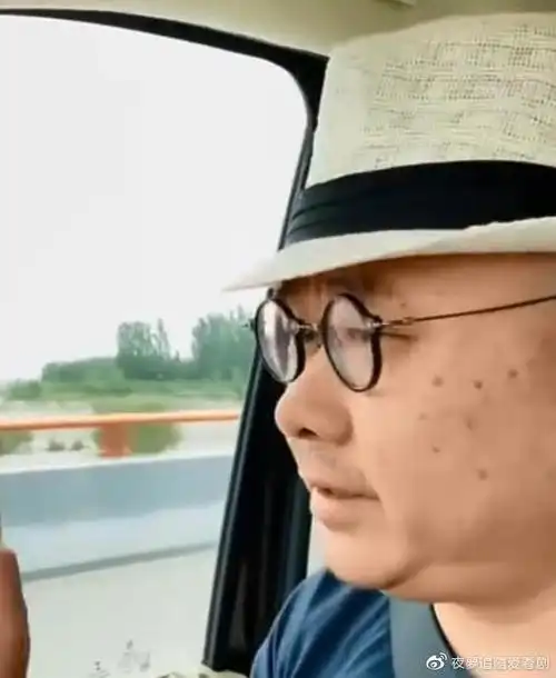 歌手刀郎近照罕曝光!胡子拉碴双下巴突出,脸上一圈老年斑太扎眼