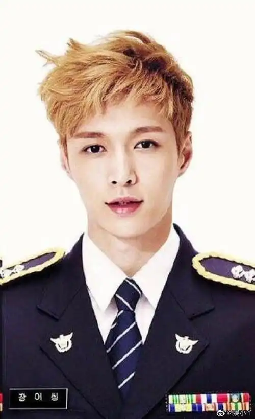 娱乐圈的证件照杀手#张艺兴太正了,怎么拍都好看今天也要为艺兴的