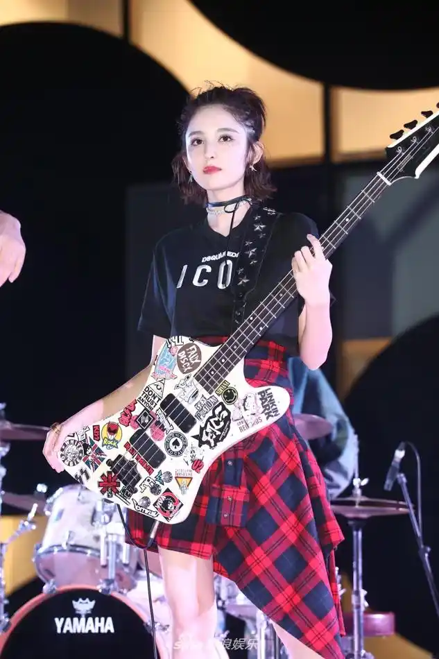 9月16日晚,大鹏携"缝纫机乐队"团员乔杉,娜扎,李鸿其,曲隽希等现身