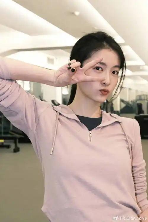 张雪迎分享健身美照,妆容精致对镜凹造型,身姿挺拔惹人羡_照片_运动