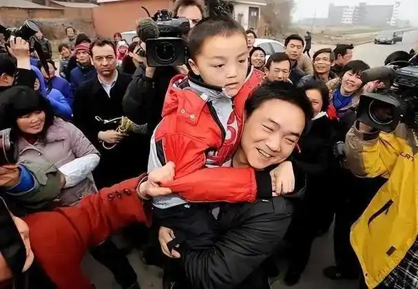 回顾08年3岁男孩家门口被拐3年后他在人群中一眼认出生父