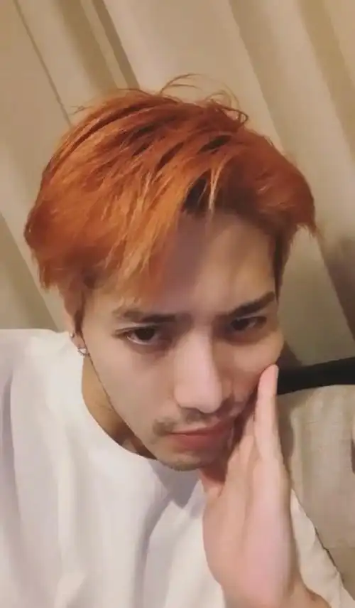 王嘉尔一天没刮的胡子