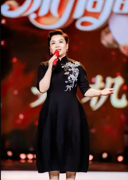 歌唱家张也低调现身农村!