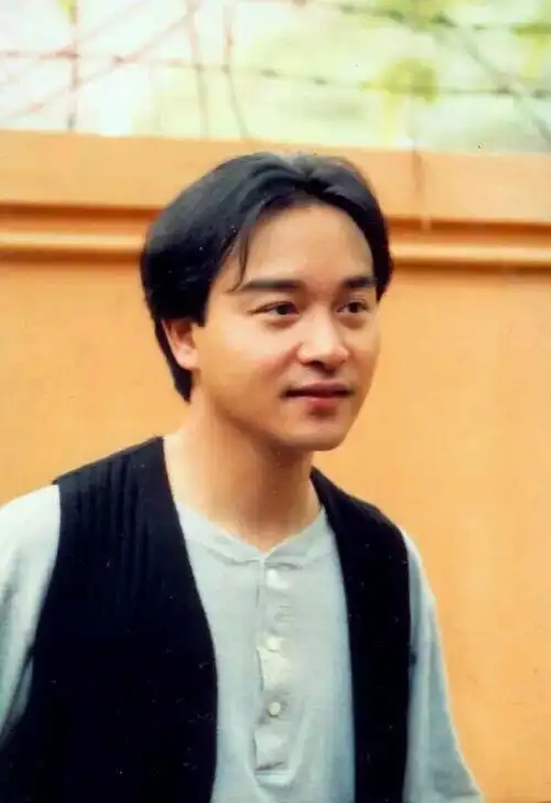 说时尚是个轮回,真心是个真理,几年前看张国荣这个中分发型你是否对