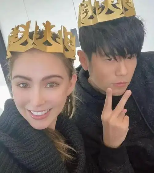 周杰伦45岁生日昆凌晒全家福庆祝儿女露正脸都像妈妈颜值高