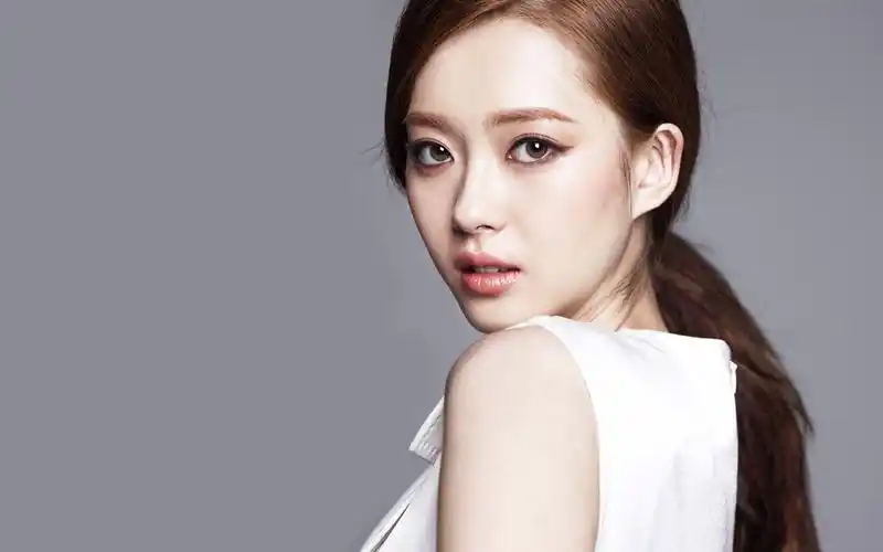 清纯美女高雅拉桌面壁纸