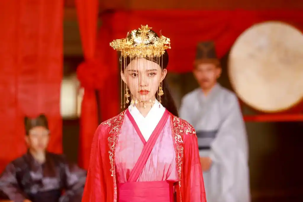 分享一组林允图片给大家,图中的明星图片壁纸会点缀你的电脑桌面,美化