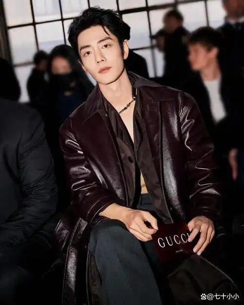 皮革大衣 加低胸内搭,真是潇洒又时髦,魅惑又优雅,果然比肖战帅的只能