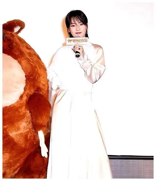 周笔畅40岁亮相音乐舞台才华绽放音乐光芒璀璨