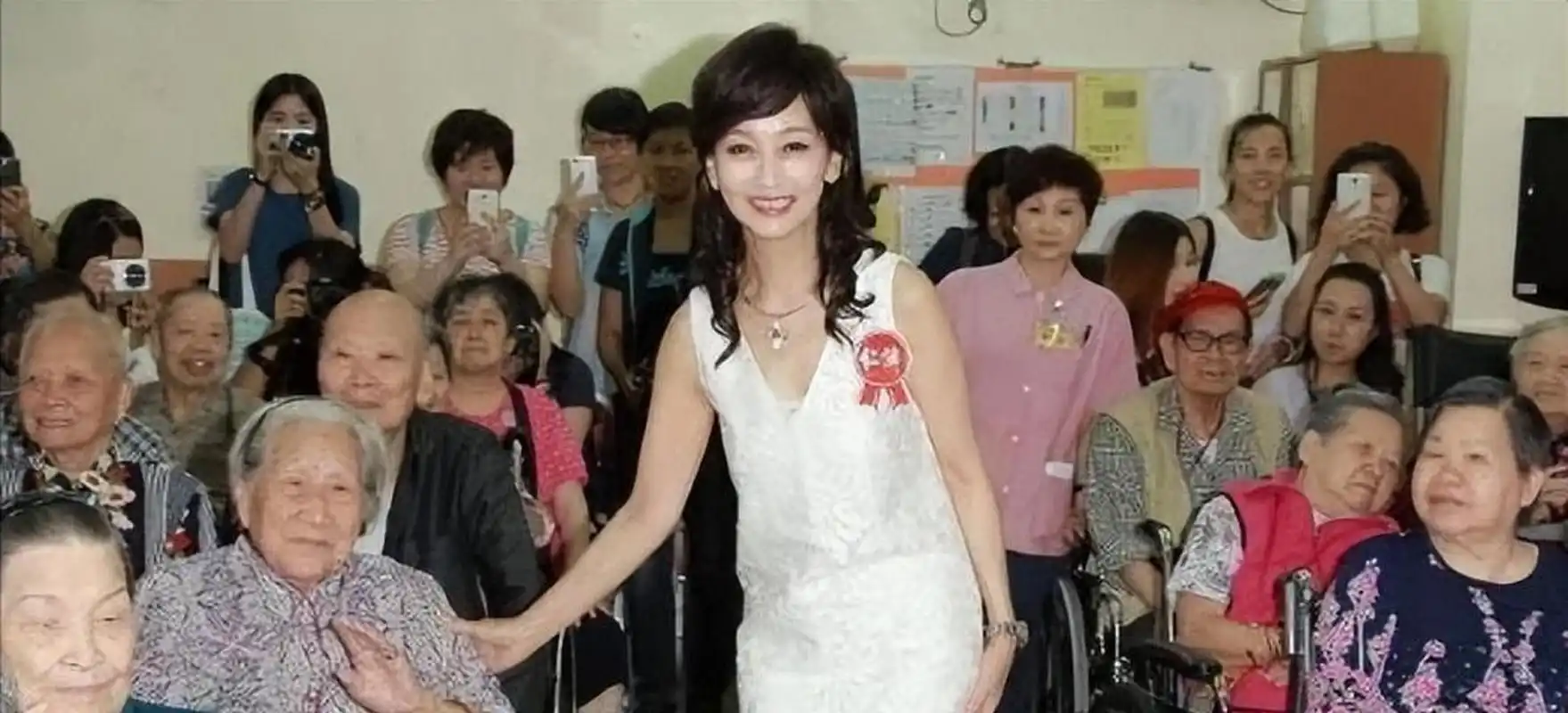 [奥特曼]当年,赵雅芝去养老院做公益,老太太盯着她问:"丫头,你今年