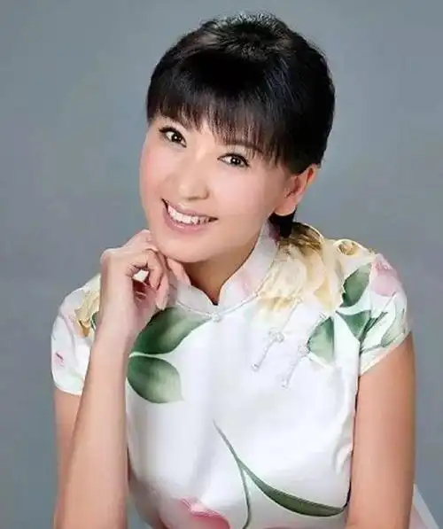 还记得赵本山带红的闫学晶吗?嫁大10岁老公不被看好,今很幸福