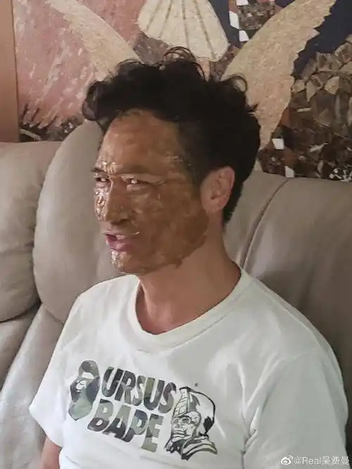 原创搞笑男实锤费曼晒爸爸吴镇宇丑照笑称家里进贼了