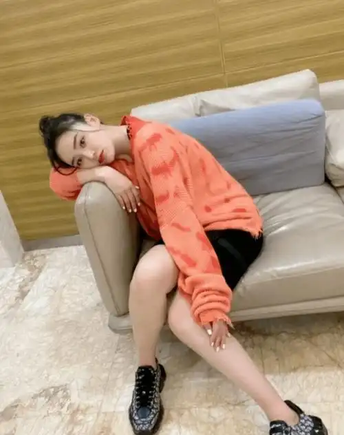 袁姗姗才是真腿精,穿"酒杯裙"秀长腿,不料腿成圈里最细_黑色_穿着