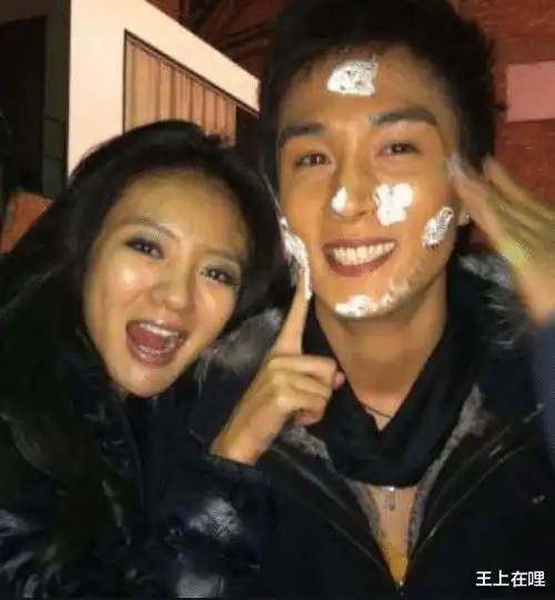 还有背景,安以轩在娱乐圈因为父亲的关系,也很少会经历潜规则,基本上