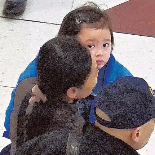 56岁黎明携妻女亮相引轰动,小19岁娇妻身材丰腴很旺夫,女儿五官精致很