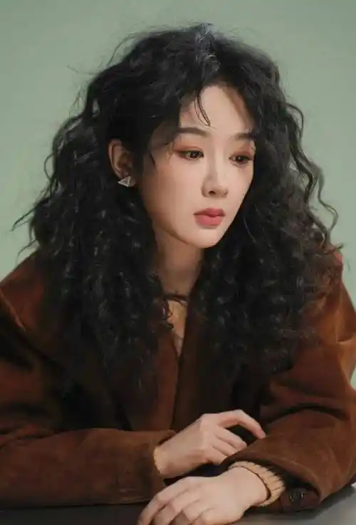 杨紫晒港风复古造型图 头顶波浪卷发成熟有韵味_形象_魅力_时尚