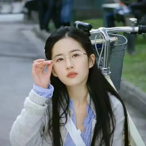 刘亦菲,与王力宏一起主演了爱情电影《恋爱通告》,在影片中饰演宋晓青