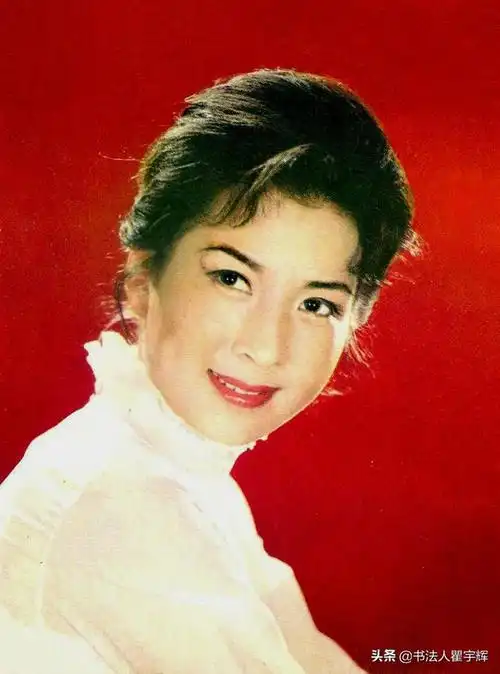 80年代的女明星老照片中的吴海燕恰如白莲花盛开在荷塘里