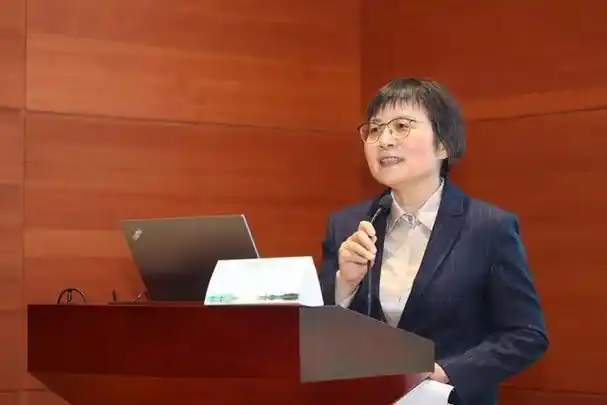 市药监局张清副局长,上海市药学会陈红专理事长,华山医院毛颖院长