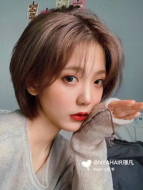 太阳穴凹陷,额头偏高发型设计:韩式超短发的特点一般都是有刘海的
