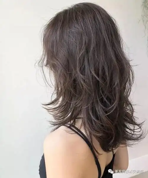 非常修饰脸型,这款流行发型搭配随意的碎发刘海
