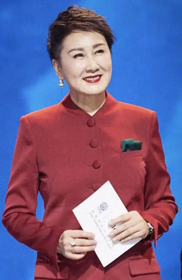 张凯丽57岁还是那么有魅力!一身红色西服套装干练精致,利落大气