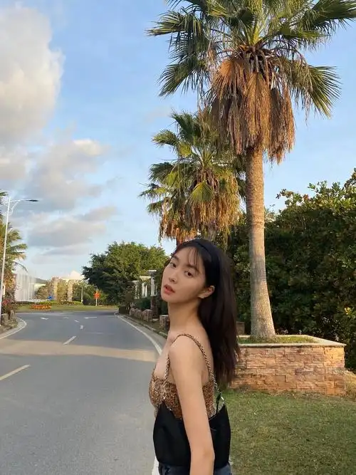 174cm赵尧珂终于放开了身穿豹纹吊带身材比例优越