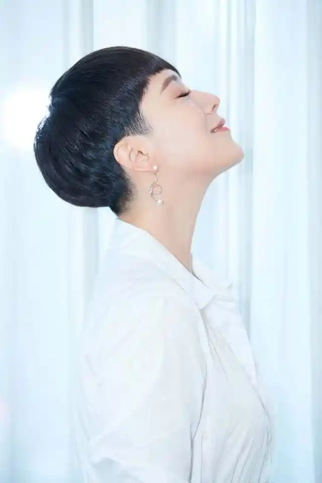 海清一袭精练短发现身某发布会,演绎清新小女人!