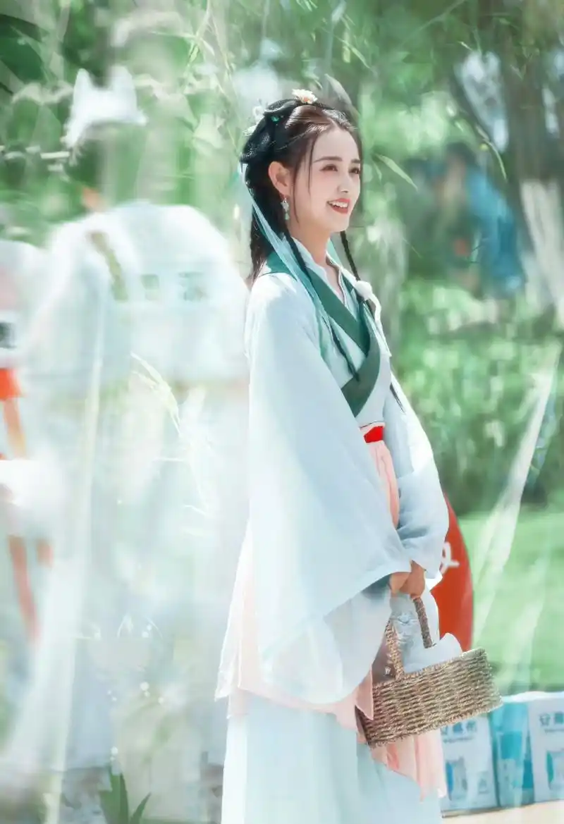 蒋依依# #奔跑吧# 蒋依依奔跑吧饭拍路透  好乖的依依 漂亮妹镁就