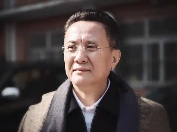 但后来导演组经过反复比较,决定让他演高育良.