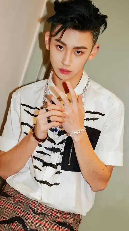 热门综艺《偶像练习生》歌手,演员王琳凯小鬼,爆帅照片更新