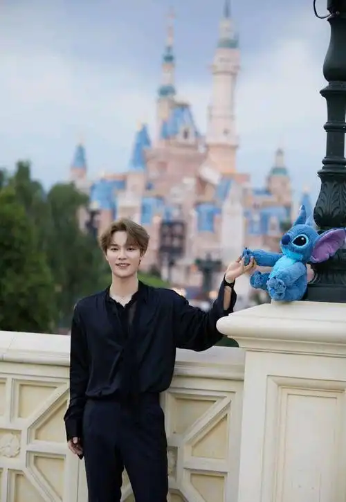 原创李岱昆:纯白西装直接单穿,潇洒帅气又浪漫,散发着野性荷尔蒙!