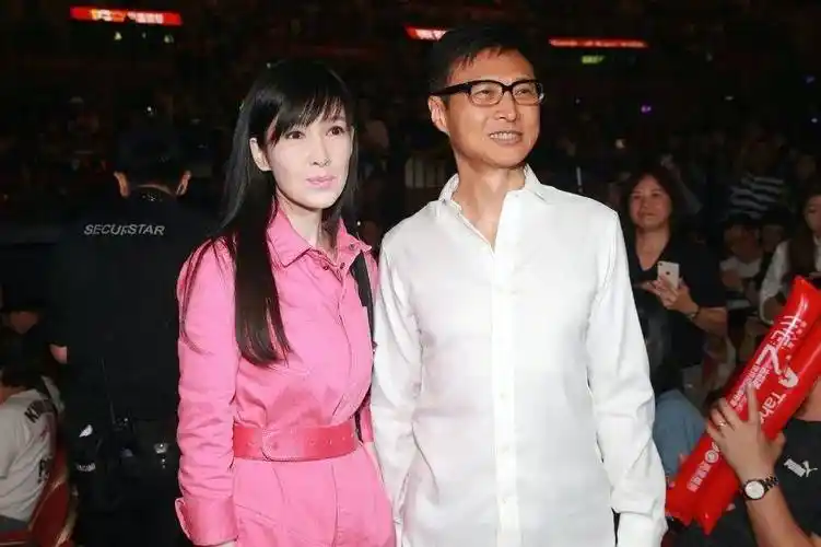 56岁周慧敏自称无容貌焦虑,会接受自然老去,网友:先换个发型吧_倪震