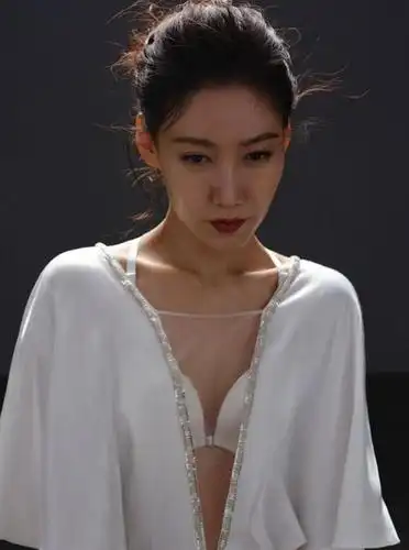 37岁高露气场真不小!拍时尚杂志真养眼,被身材比例惊艳到了