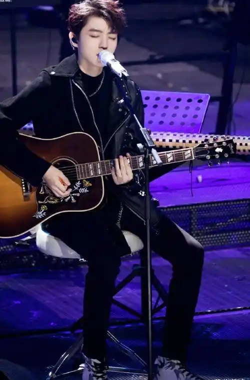 王俊凯把"混搭风"穿火了,长袖外套配短裤,帅气得让人忽略年龄_时尚