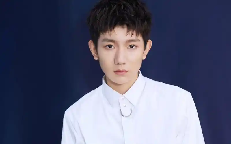 王源白色衬衣帅气写真壁纸图片