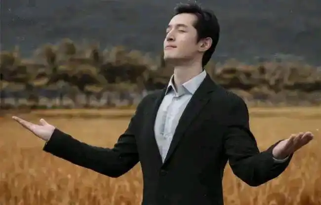 胡歌工作室放出一组胡歌照片粉丝质疑发图慢且挑选图片有失水准