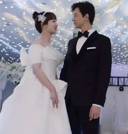 童颜夫妇世纪婚礼花絮谁注意李现看杨紫的眼神糖分溢出屏幕了