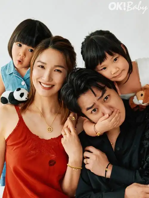 照片中,王祖蓝一家四口互动自然,在不断变化拍摄场地里,自然的牵手