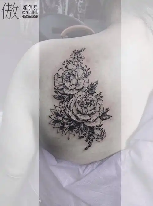 点刺拉丝花纹身图片_背部点刺花纹身图案