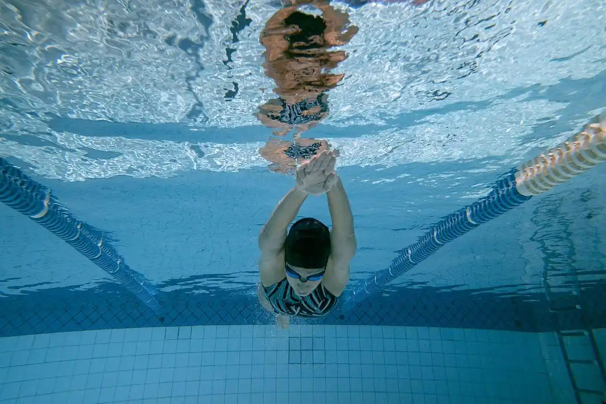 43岁的张女士去健身房游泳,居然莫名其妙怀孕了!