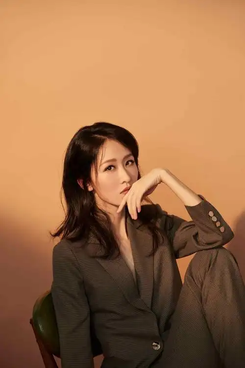 张雯时尚写真 完美驾驭职场ol风