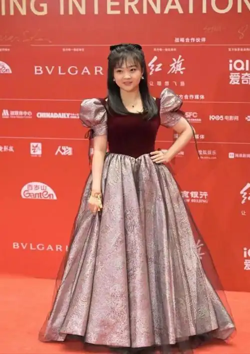 林妙可24了审美还没变难得走红毯又穿公主裙臃肿老气像大妈