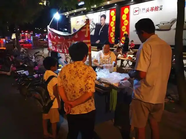 永城19年路边摊水饺店,想吃得排队