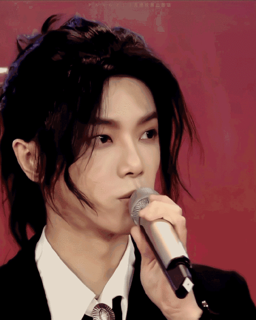 再拍两张##华晨宇加盟双11惊喜夜##华晨宇一个月才回吴彤微信