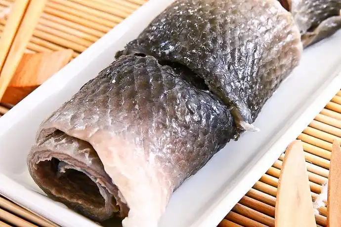 虱目鱼皮料理方式出乎意料的简单, 只要简单用热水川
