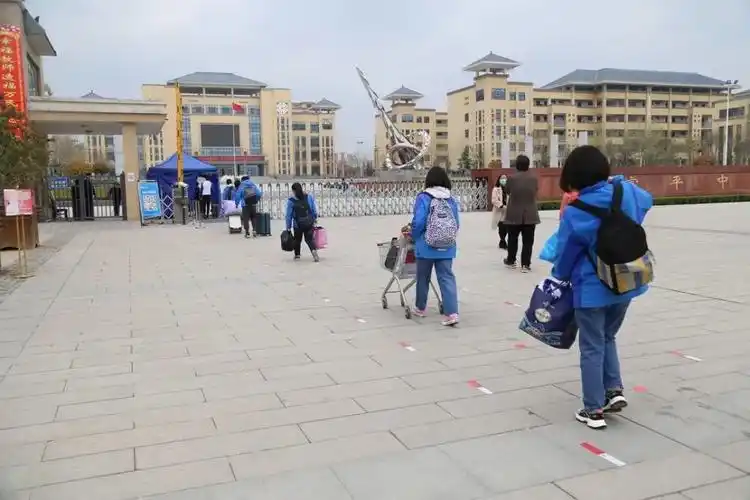 富平:开学第一天,5171名学生率先走进校园!