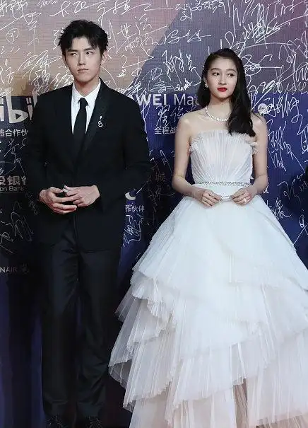 关晓彤走红毯裙摆被勾住易烊千玺挺身而出却被误会呆住不敢动