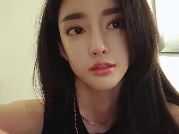 潘南奎"整容前"照片曝光,花10亿把自己整成baby,她不后悔吗?