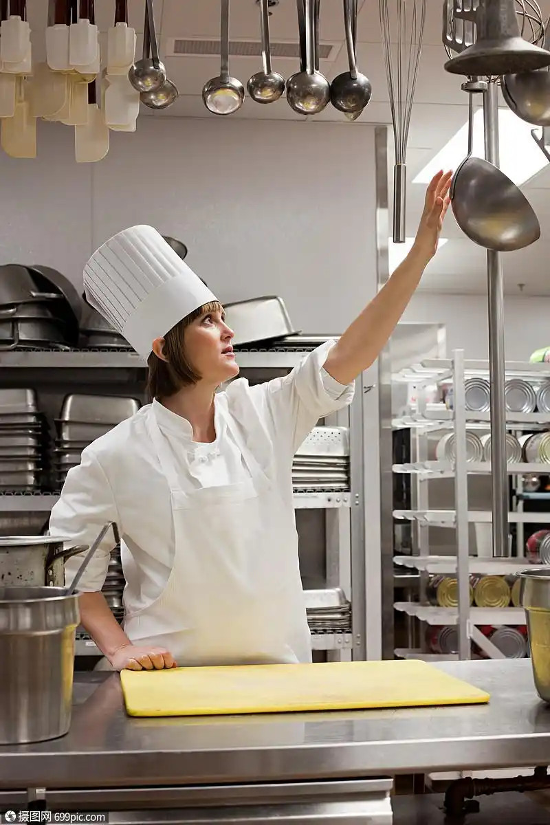 照片 外国人像 在商业厨房工作的女厨师.jpg
